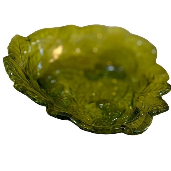 Vintage Indiana pressed glass bowl in loganberry or avocado green leaf & berry - Picture 5 of 6